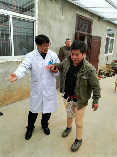 装配个性化假肢，助力精准扶贫