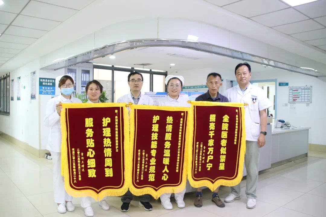 “骨头保卫战”！七旬老人三次手术重新站立行走！